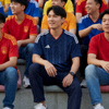 球迷在球场看台上观看比赛的场景